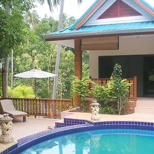 Bungalow mit Schwimmbadblick
